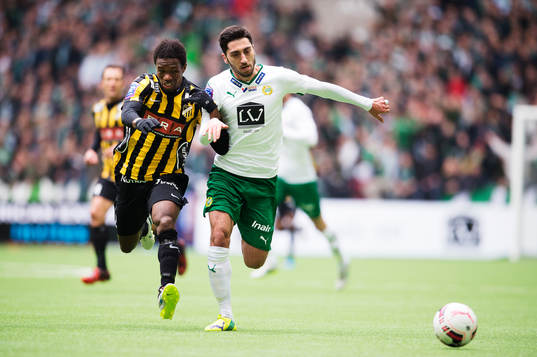 Häckens Mohammed Abubakari utmanas av Hammarbys Nahir