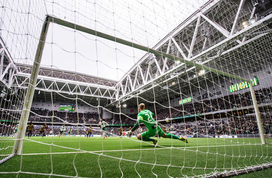 Hammarbys Kennedy Bakircioglu skjuter in 1-0 på straff