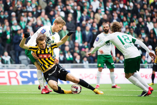 Hammarbys Lars Saetra drar ner Häckens Dardan Rexhepi