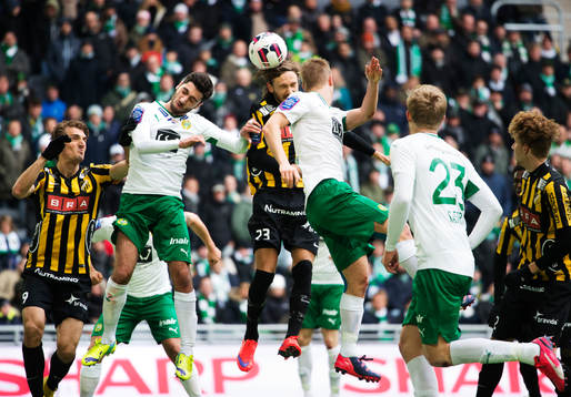 Häckens Simon Sandberg nickar bollen på en hörna