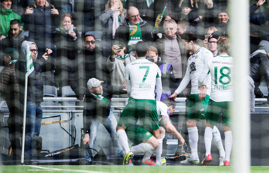 En reklamskylt går sönder när Hammarbys spelare jublar