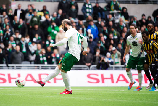 Hammarbys Kennedy Bakircioglu skjuter in 1-0 på straff