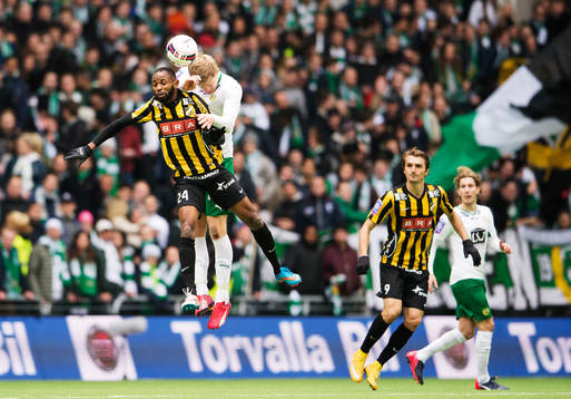 Häckens René Makondele i en nickduell med Hammarbys Lars