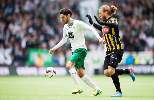 Hammarbys Nahir Besara tar sig förbi Häckens Emil