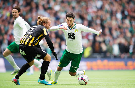 Häckens Emil Wahlström utmanas av Hammarbys Nahir Besara