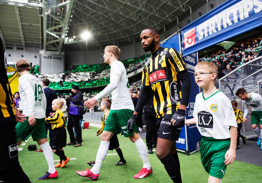 Häckens René Makondele gör entré till fotbollsmatchen i