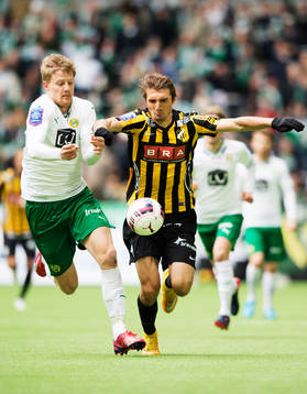 Hammarbys Lars Saetra kämpar mot Häckens Dardan Rexhepi