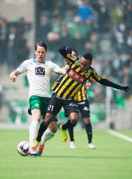 Hammarbys Johan Persson tacklar Häckens Nasiru Mohammed