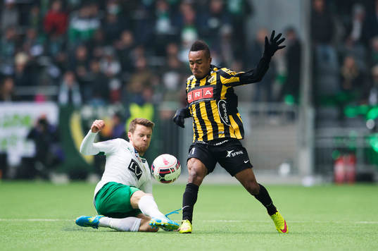 Hammarbys Måns Söderqvist tacklar Häckens Nasiru Mohammed