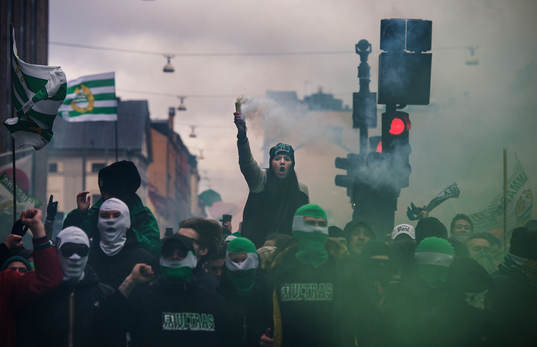 Hammarbys supportrar tänder bengaleldar och marscherar
