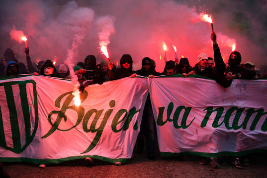 Hammarbys supportrar tänder bengaleldar och marscherar
