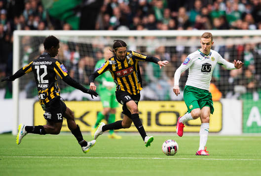 Häckens Mohammed Abubakari och Leonard Zuta jagar bollen