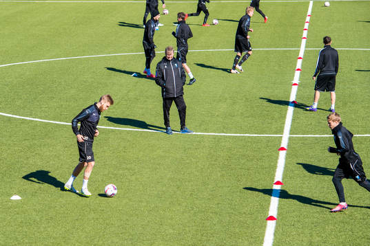 Malmö FFs tränare Åge Hareide tittar på en träning med