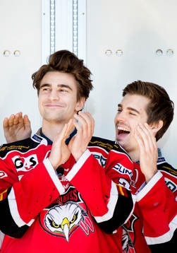 Malmö Redhawks Nils Andersson firar med Henrik Hetta när
