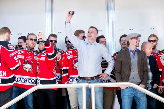 Malmö Redhawks tränare Mats Lusth fotograferar när