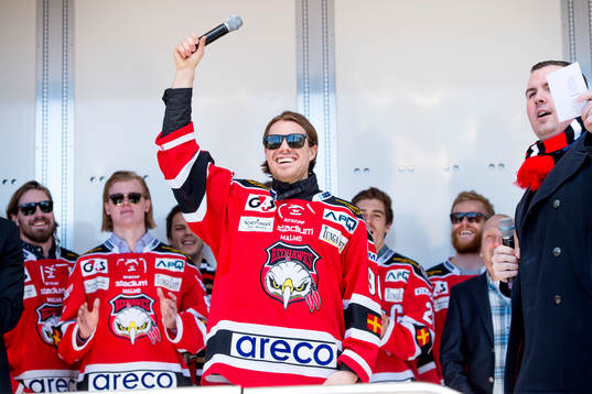 Malmö Redhawks Mattias Persson när Malmö Redhawks firar