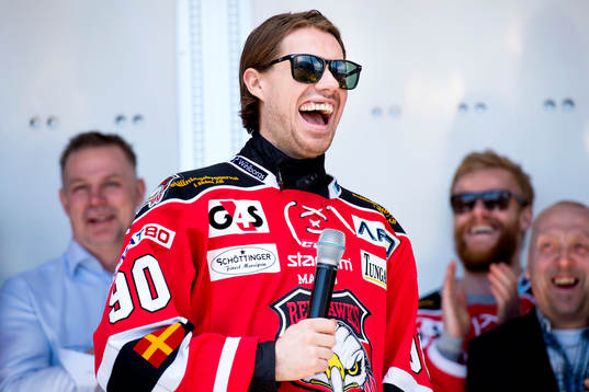 Malmö Redhawks Mattias Persson när Malmö Redhawks firar