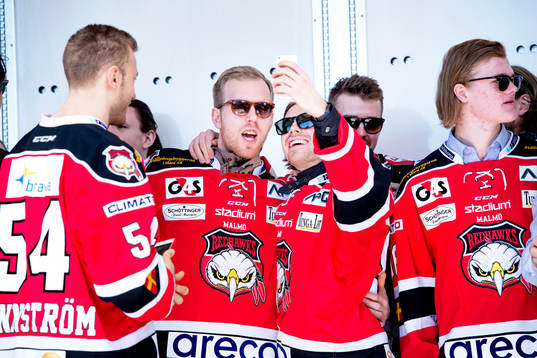 Malmö Redhawks Tobias Ericsson fotograferas med Mattias