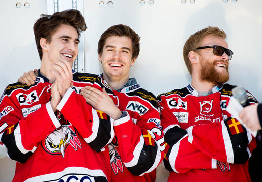 Malmö Redhawks Nils Andersson firar med Henrik Hetta och