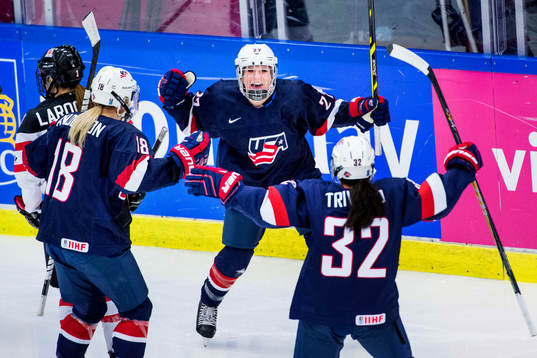 Usas Anne Pankowski jublar med Stephanie Anderson och Dana