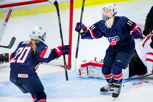 Usas Haley Skarupa jublar med Hannah Brandt