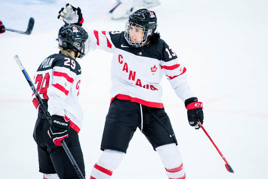 Kanadas Caloline Ouellette jublar med Marie-Philip Poulin