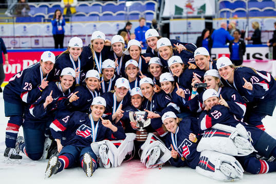 Usas spelare jublar med pokalen
