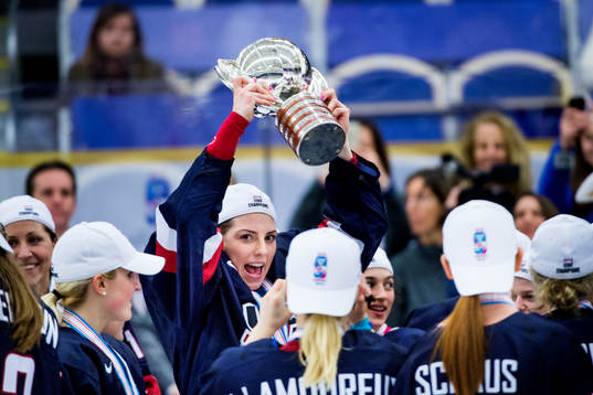 Usas spelare jublar med pokalen