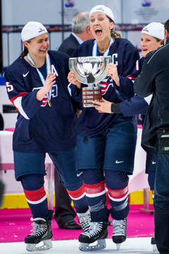 Usas Anne Schleper och Meghan Duggan firar med pokalen