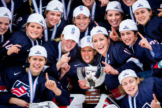 Usas spelare jublar med pokalen