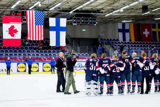 Usas spelare lyssnar på nationalsången