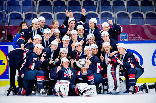 Usas spelare jublar med pokalen