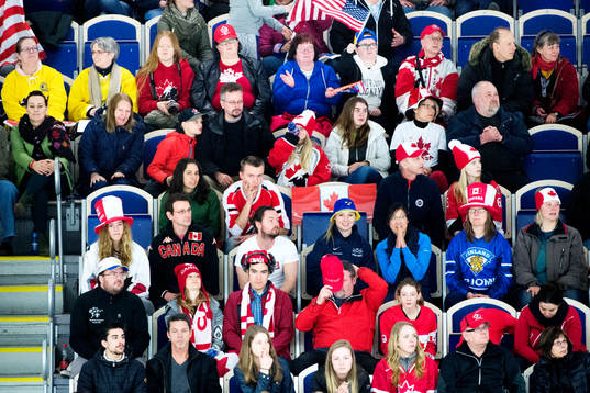 Kanadensiska supportrar på läktaren deppar