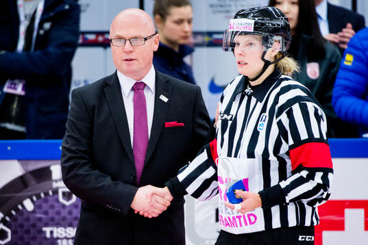 Svenska domaren Katarina Timglas får pris av Dam-VMs