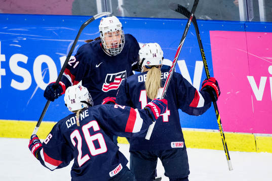 Usas Hilary Knight jublar med Brianna Decker och Kendall