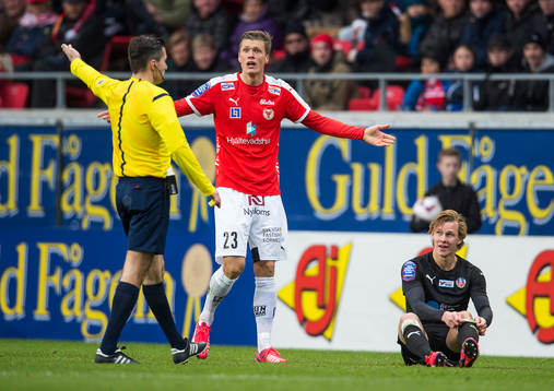 Kalmars Viktor Elm och domaren Bojan Pandzic samt
