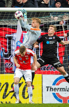 Kalmars målvakt Ole Söderberg i kamp om bollen med