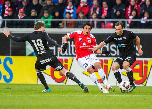 Helsingborgs Darijan Bojanic (v) och Anton Wede (h) i kamp