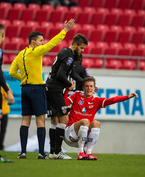 Domaren Bojan Pandzic samt Helsingborgs Astrit Ajdarevic