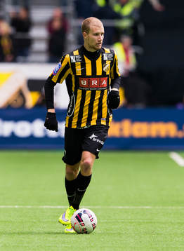 Häckens Simon Gustafson med bollen