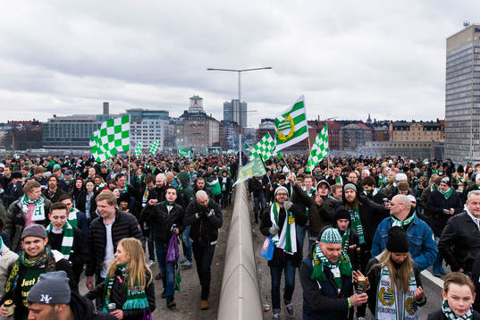 Hammarbys supportrar marscherar över Södermalm