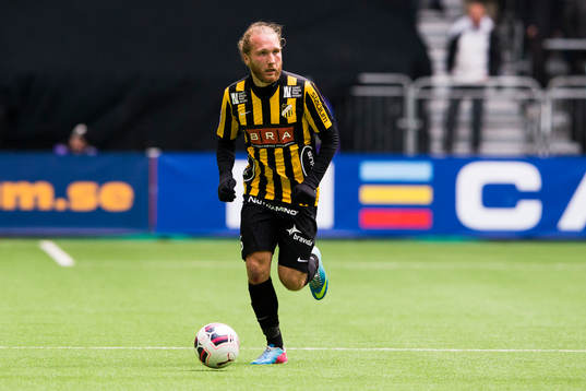 Häckens Emil Wahlström med bollen