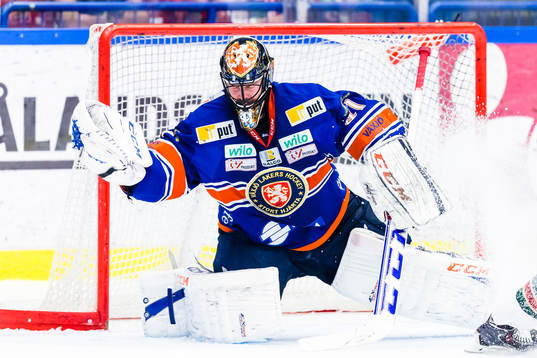 Växjös målvakt Cristopher Nihlstorp plockar pucken