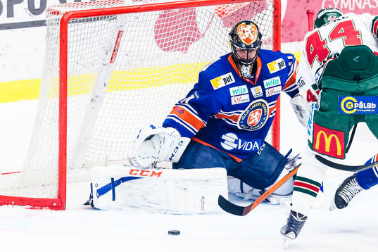 Växjös målvakt Cristopher Nihlstorp fokuser på pucken.