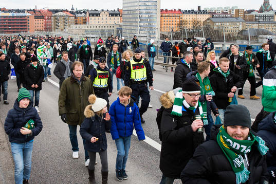Polisen övervakar Hammarbys supportrar när de marscherar
