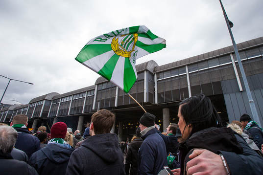 Hammarbys supportrar marscherar över Södermalm