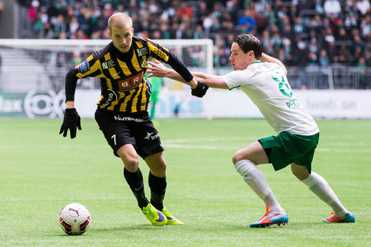 Häckens Simon Gustafson tar sig förbi Hammarbys Johan