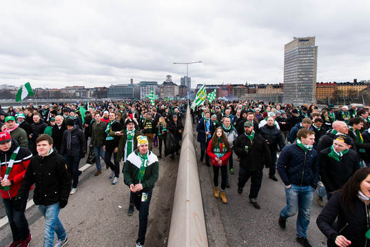 Hammarbys supportrar marscherar över Södermalm