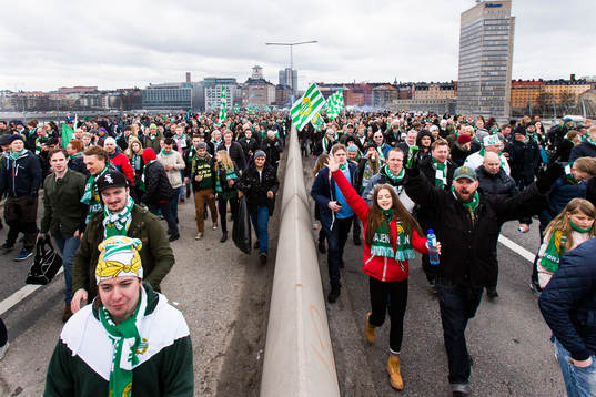 Hammarbys supportrar marscherar över Södermalm
