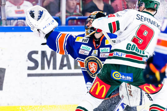 Växjös målvakt Cristopher Nihlstorp tar pucken i